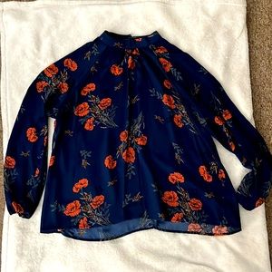 Womens size Large blouse. Very nice and in excellent condition!